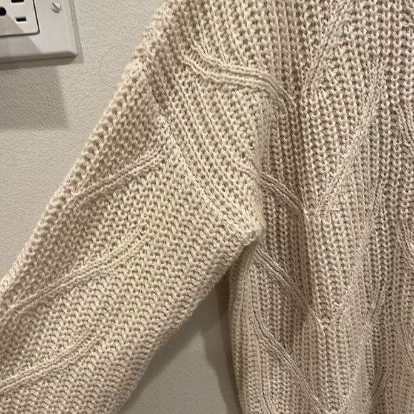 Brand new never worn Splendid sweater size small - Picture 3 of 5